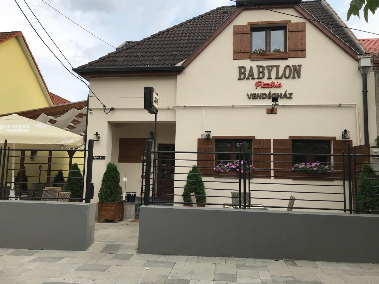 Babylon Pizzeria Vendeghaz Hotel Miskolc Exterior photo